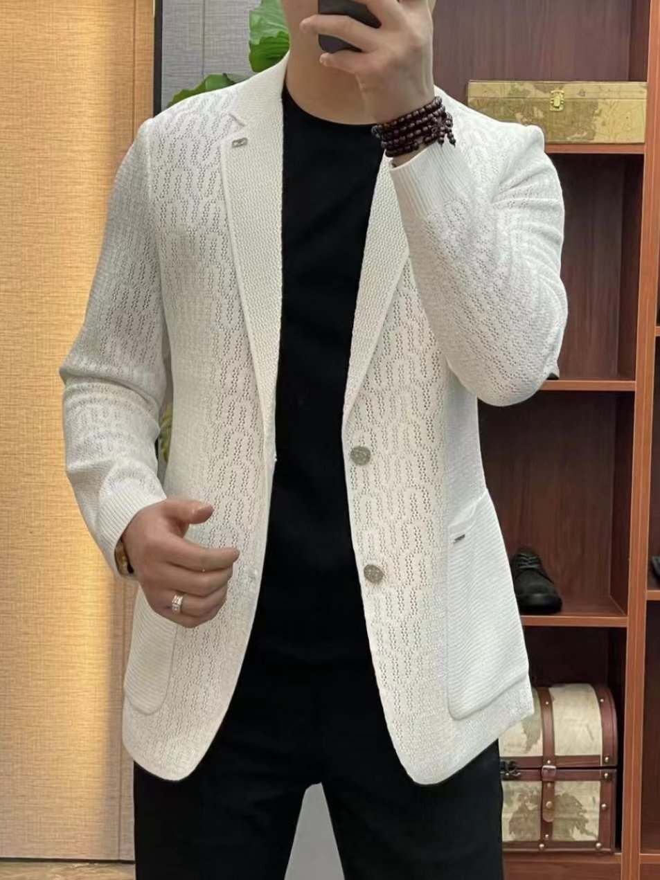 Knitted suit for men: comfort and style for everyday wear 